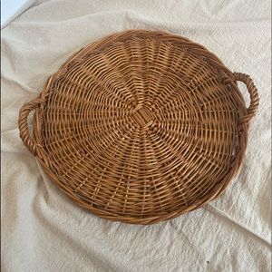 Flat serving basket